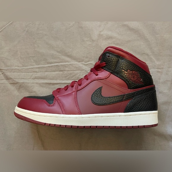 NIKE AIR JORDAN 1 Mid “Reverse Banned” Black Red - Size 12 - New - Picture 7 of 11